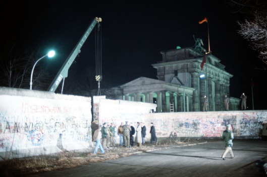 Crane removing part of Berlin Wall at Brandenburg Gate, December 21, 1989. (SSGT F. Lee Corkran/US Dept of Defense). In public domain.