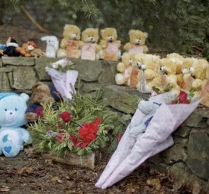 Sidewalk memorial with 26 stuffed animals representing 26 shooting victims, Newtown, CT, December 16, 2012. (David Goldman/AP).