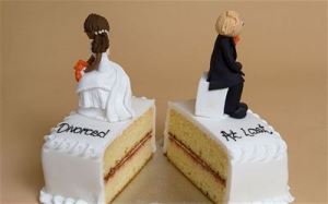 "Divorced at last" layer cake, or "Broken Marriage," March 2014. (http://www.nigeriancurrent.com/).